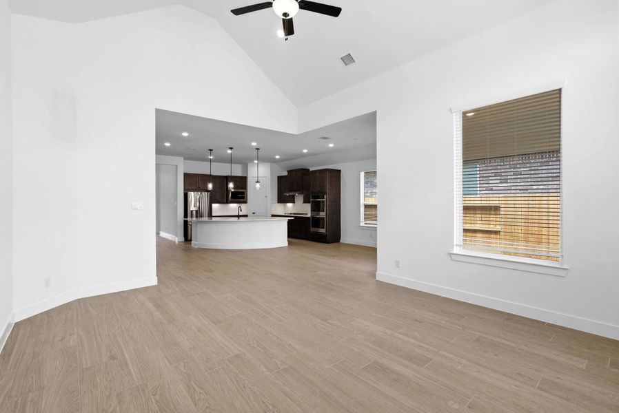 Spacious, unfurnished interior of a new home in Wood Leaf Reserve, Tomball (Image 13).