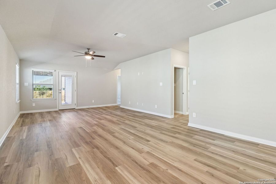 Spacious, unfurnished interior of a new home in Catalina, Converse (Image 20).