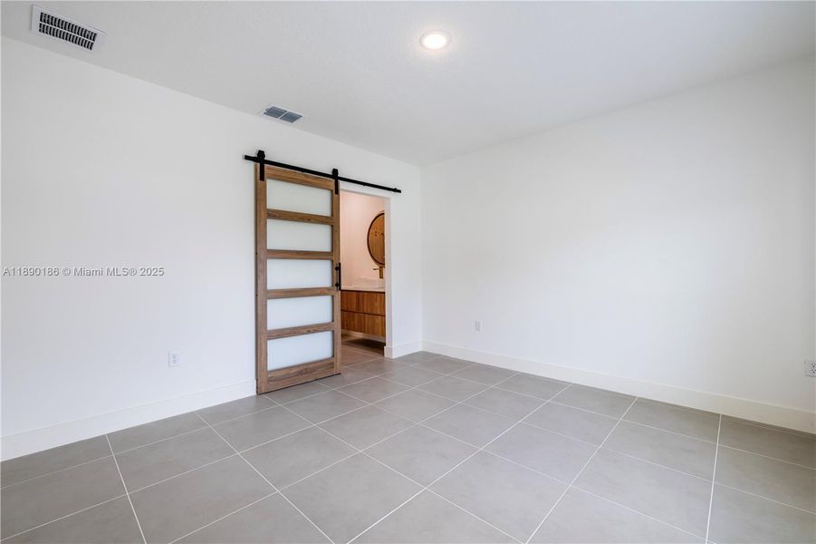 Spacious, unfurnished interior of a new home in , Palm Bay (Image 19).