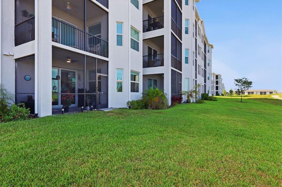 Condo located in Venice, FL showcasing its design and architecture (Image 4). Condo located in Venice, FL showcasing its design and architecture (Image 4).