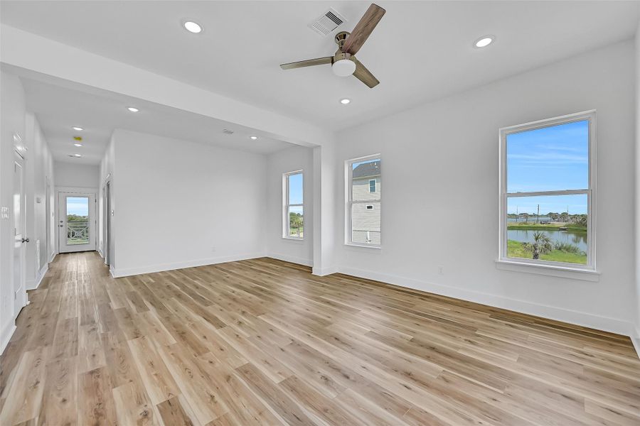 Spacious, unfurnished interior of a new home in , Galveston (Image 25).