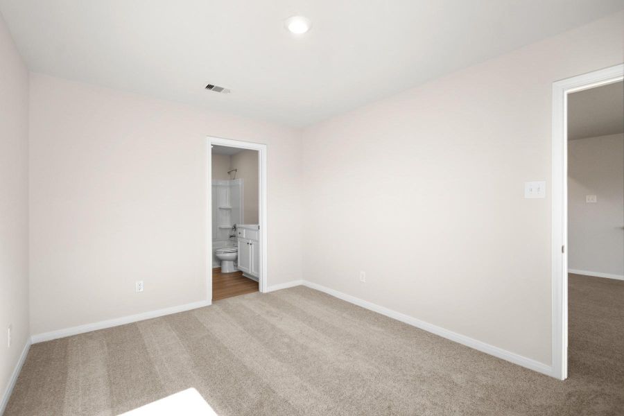 Spacious, unfurnished interior of a new home in Pinewood Trails, Cleveland (Image 11).