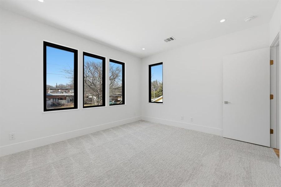 Spacious, unfurnished interior of a new home in , Dallas (Image 29).