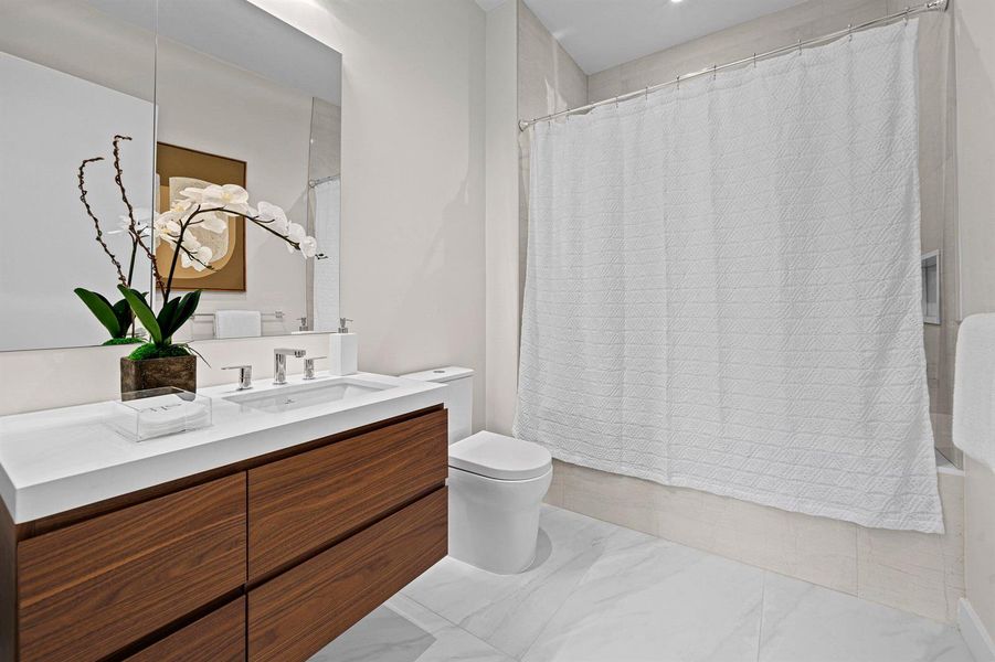 2nd Bathroom 2nd Bathroom