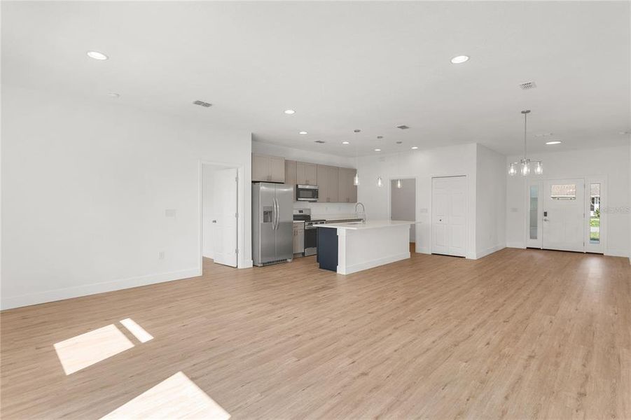 Spacious, unfurnished interior of a new home in , Palm Bay (Image 28).