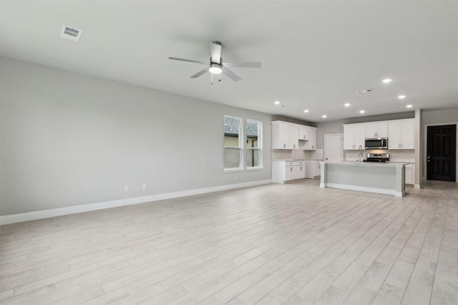 Spacious, unfurnished interior of a new home in Santorini, Seagoville (Image 14).