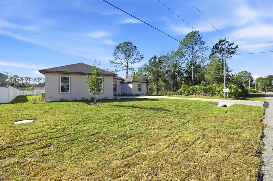 Exterior details and patio area of a home in , Palm Coast (Image 3).