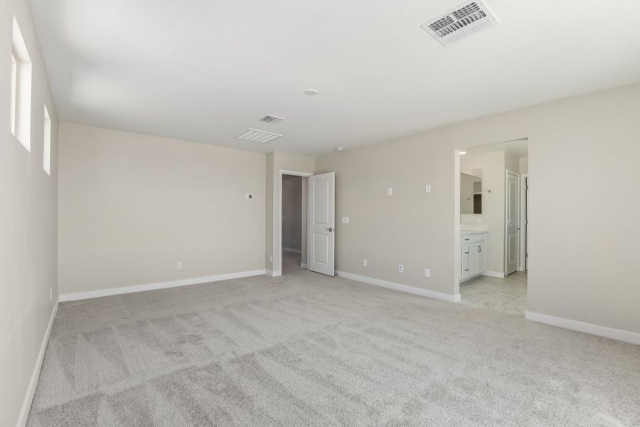 Spacious, unfurnished interior of a new home in Rialta, Mesa (Image 13).