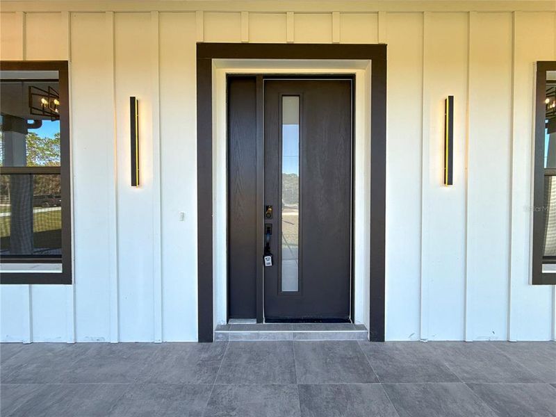 Exterior details and patio area of a home in , Dunnellon (Image 35).
