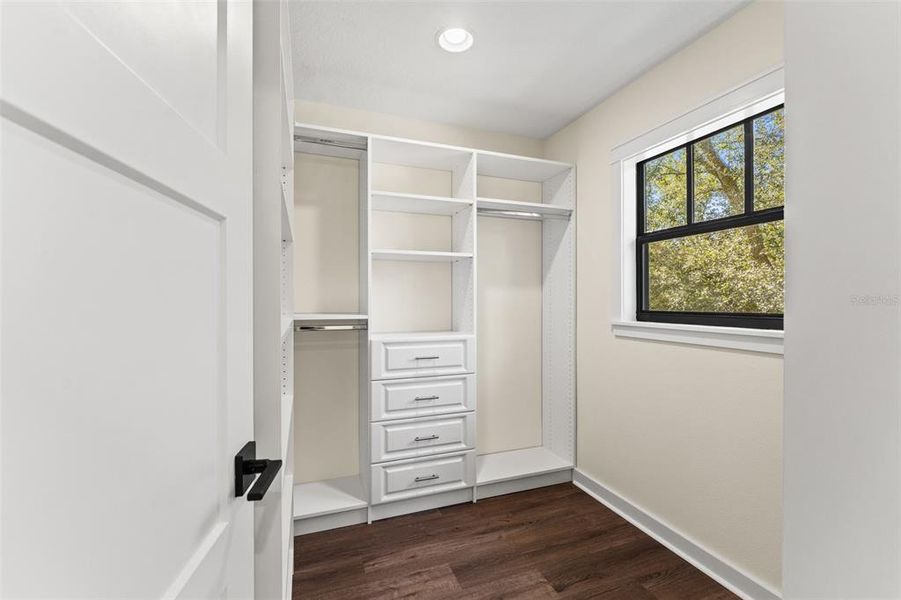 Spacious, unfurnished interior of a new home in , Tampa (Image 29).