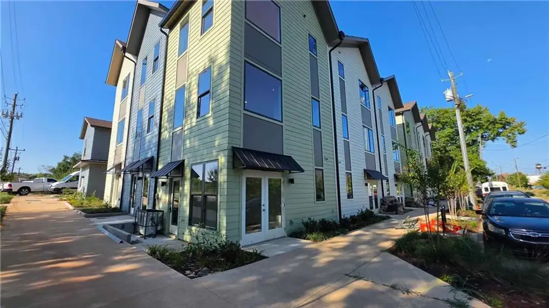 Condo located in Atlanta, GA showcasing its design and architecture (Image 5). Condo located in Atlanta, GA showcasing its design and architecture (Image 5).