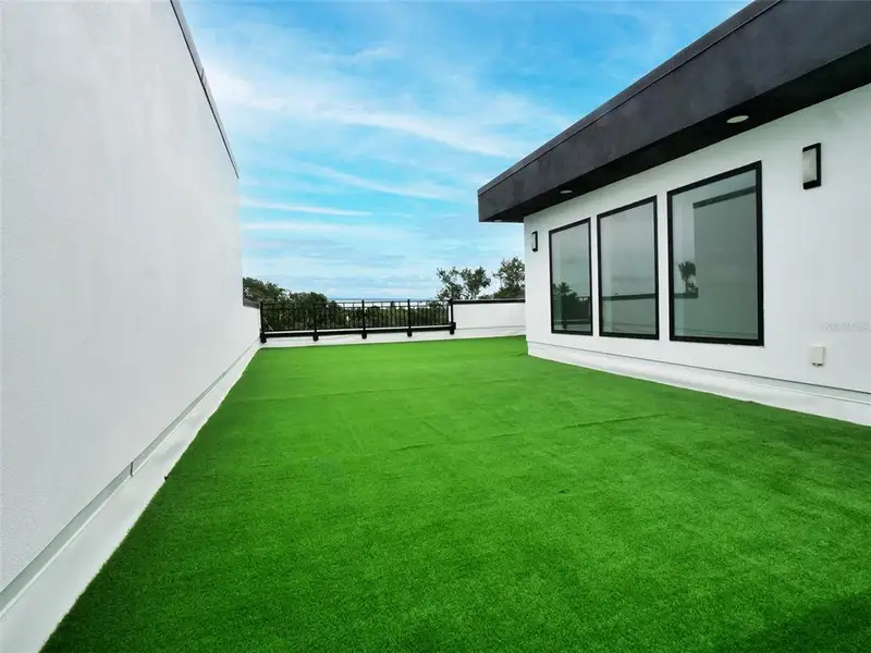 Exterior details and patio area of a home in , St. Petersburg (Image 21).