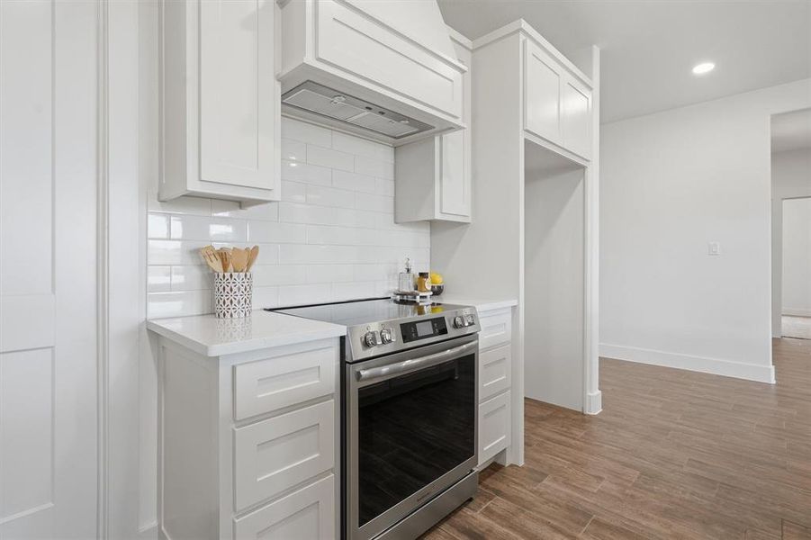 Furnished interior view inside a new home in , Tolar (Image 35).