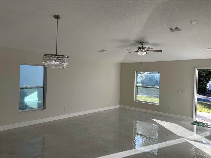 Spacious, unfurnished interior of a new home in , Tampa (Image 27).