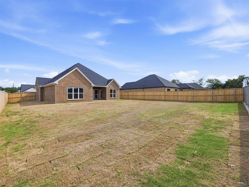 Exterior details and patio area of a home in , Grand Prairie (Image 4).