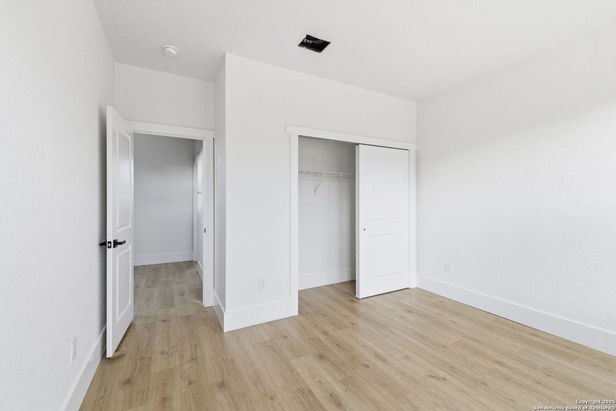 Spacious, unfurnished interior of a new home in , Bandera (Image 19).