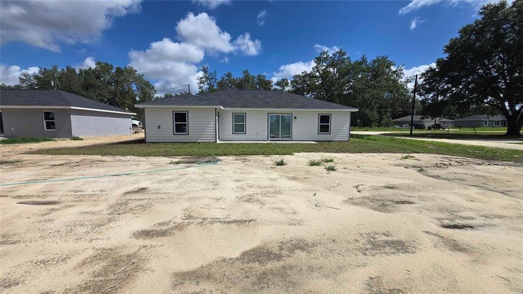 Exterior details and patio area of a home in , Dunnellon (Image 3).