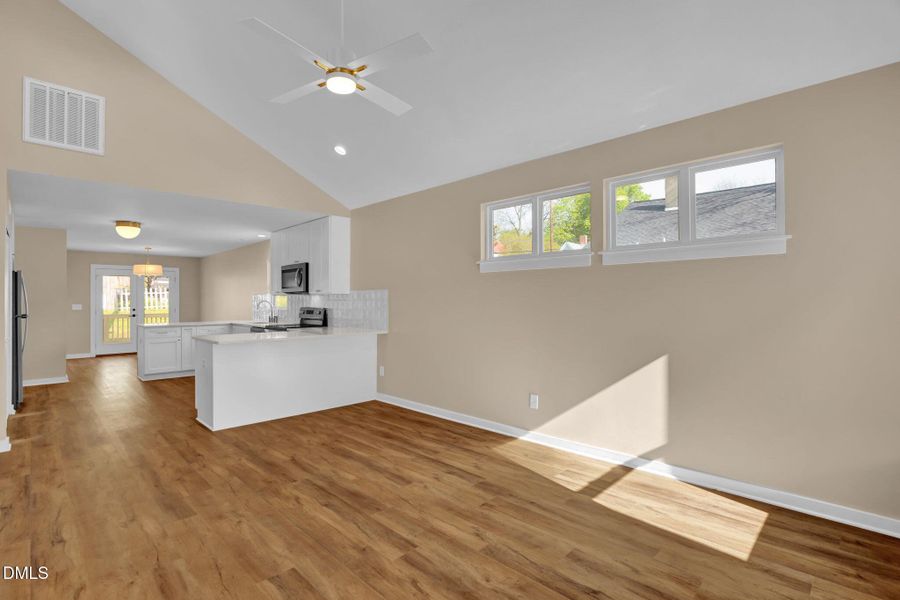 4-web-or-mls-230 N Melville St-4