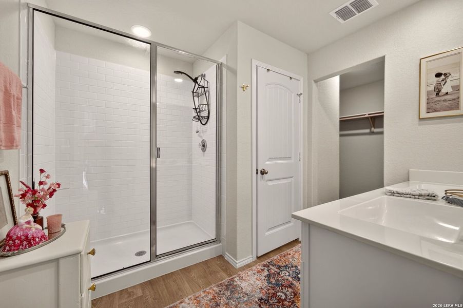 Furnished interior view inside a new home in , Seguin (Image 14).