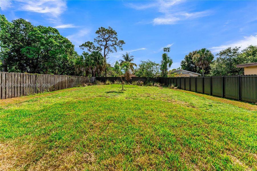 Exterior details and patio area of a home in , Fort Lauderdale (Image 30).