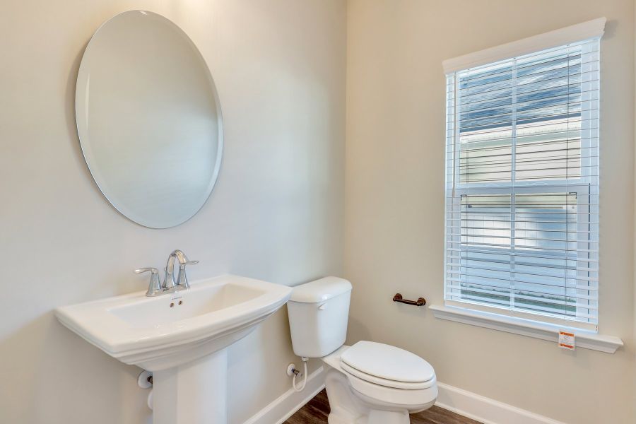 Hatteras – Powder Room with Pedestal Sink and Oval Mirror