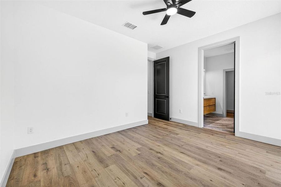 Spacious, unfurnished interior of a new home in , St. Petersburg (Image 33).