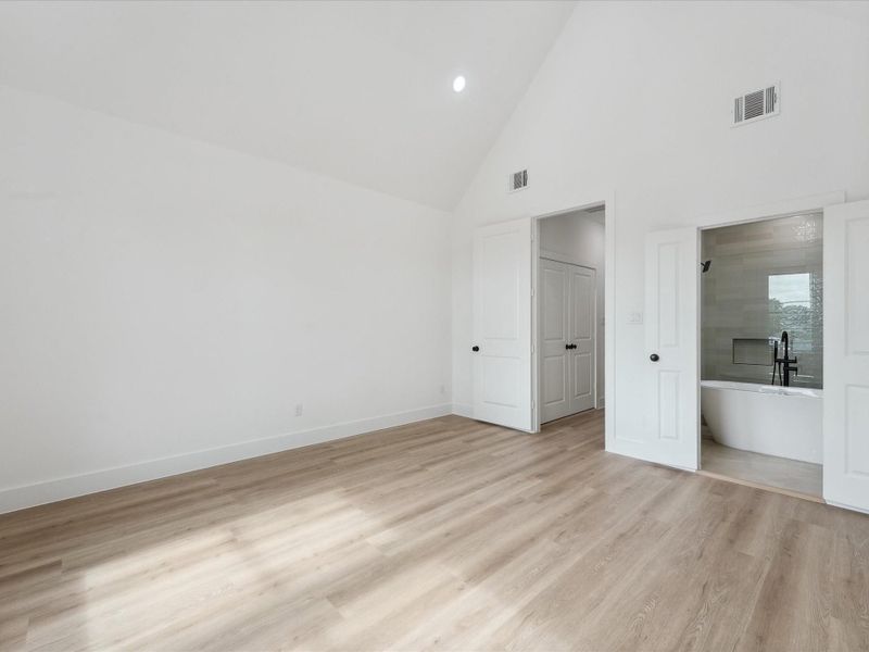 Spacious, unfurnished interior of a new home in , Houston (Image 39).