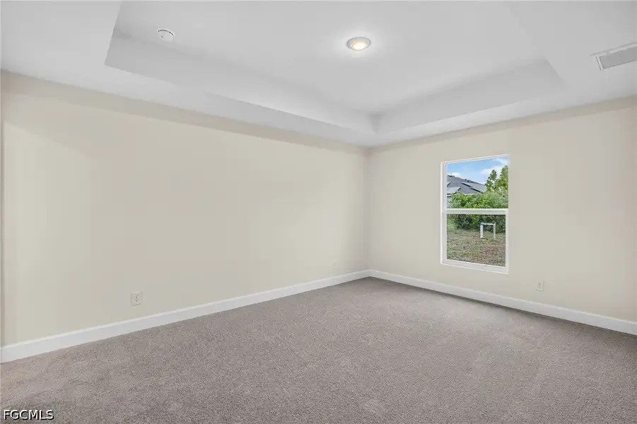 Spacious, unfurnished interior of a new home in Cape Coral, Cape Coral (Image 23).
