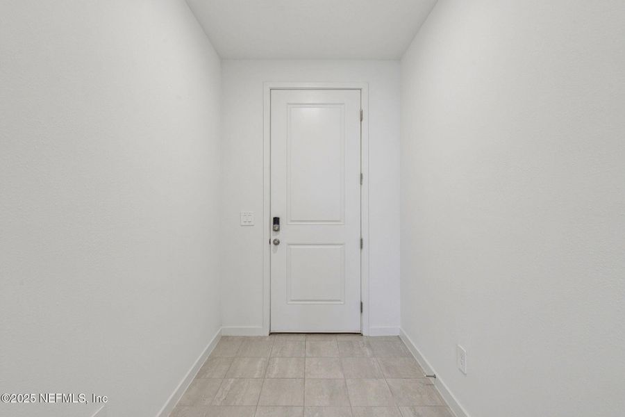 Spacious, unfurnished interior of a new home in Azalea Creek, Jacksonville (Image 30).