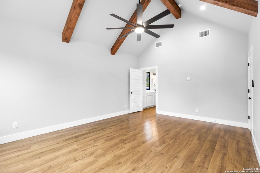 Spacious, unfurnished interior of a new home in , Bandera (Image 29).