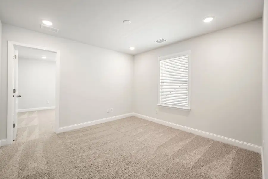 Spacious, unfurnished interior of a new home in Waterways, Richmond Hill (Image 45).