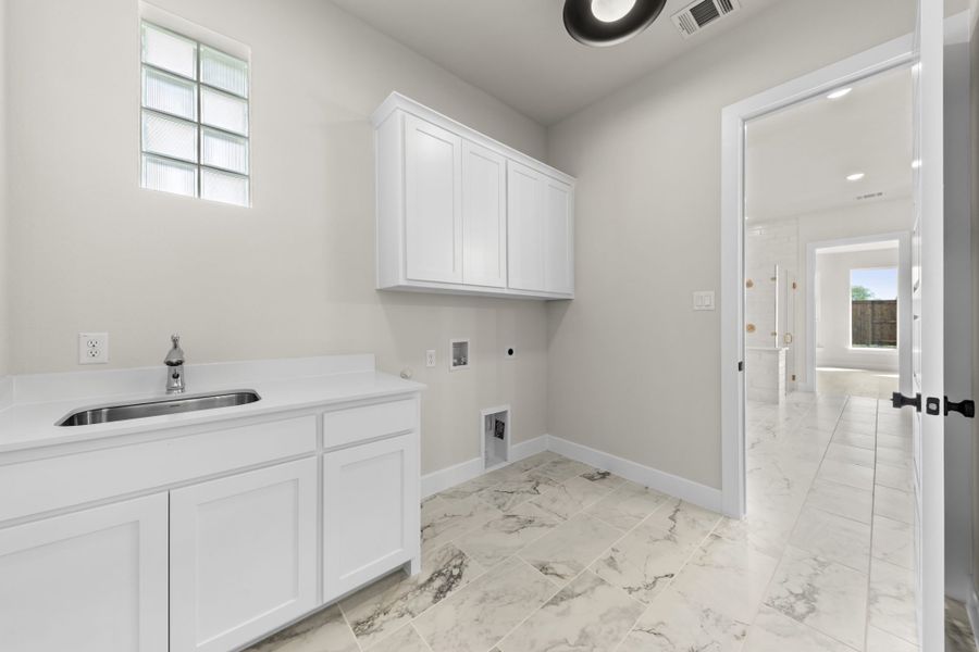 Representative furnished interior of a home built from the 5511 by Tradition Homes in Mustang Lakes, McKinney (Image 11).