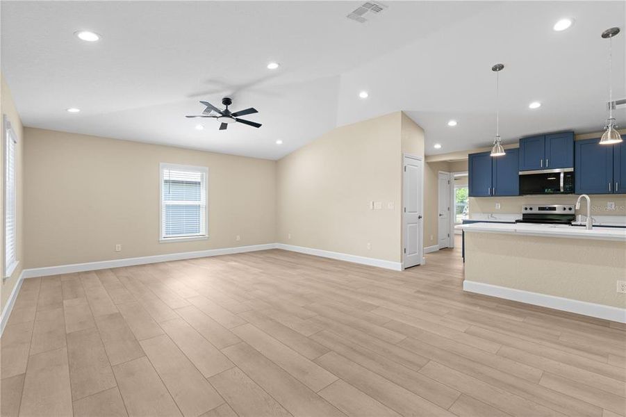 Spacious, unfurnished interior of a new home in , Englewood (Image 33).