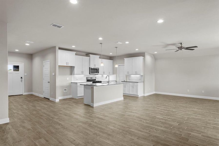 Spacious, unfurnished interior of a new home in Sandstone Estates, Granbury (Image 28).