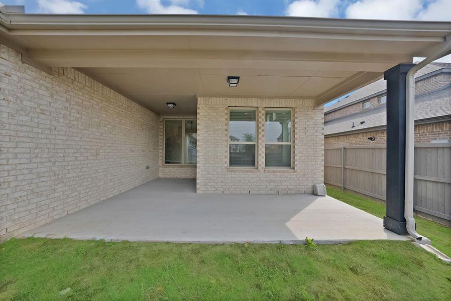 Exterior details and patio area of a home in , Venus (Image 4).