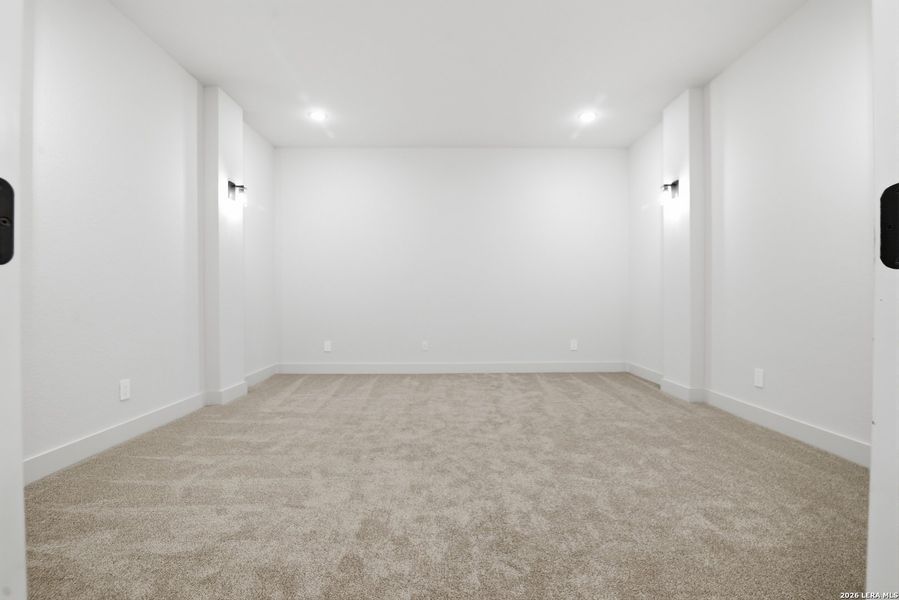 Spacious, unfurnished interior of a new home in Haby Hill 50s, San Antonio (Image 39).