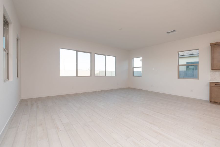 Spacious, unfurnished interior of a new home in Soleo, San Tan Valley (Image 10).