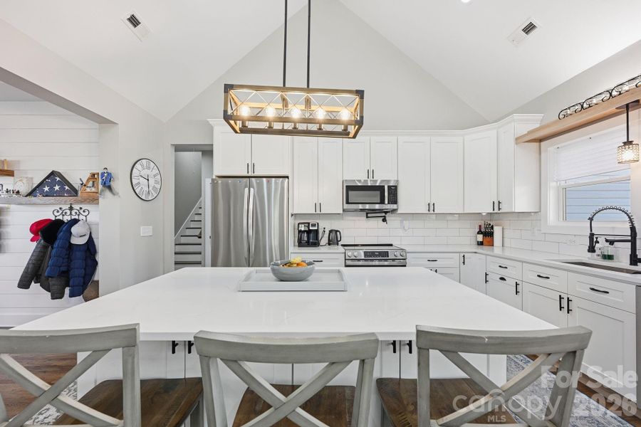 Breakfast Bar at Kitchen Island