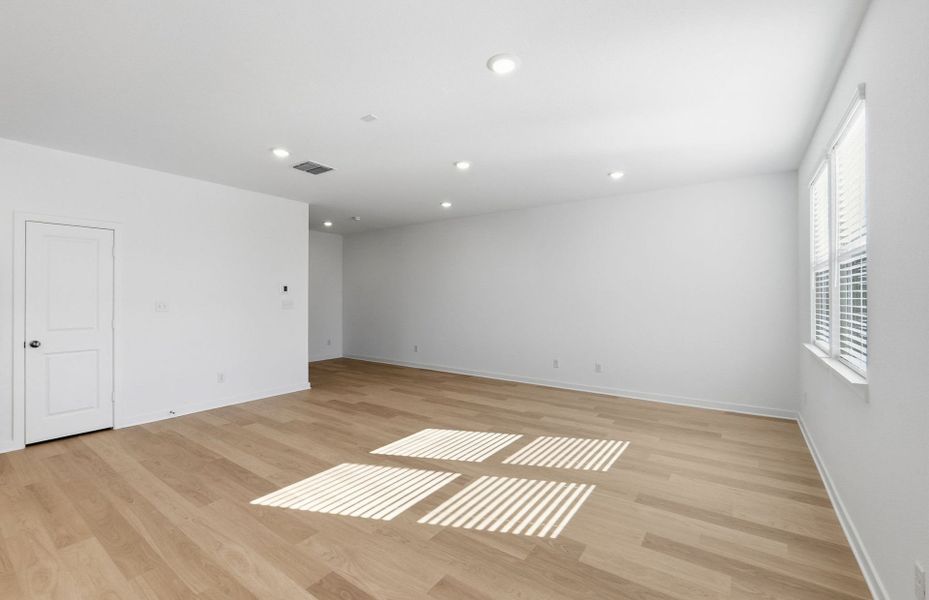 Spacious, unfurnished interior of a new home in Sunfield, Buda (Image 43).