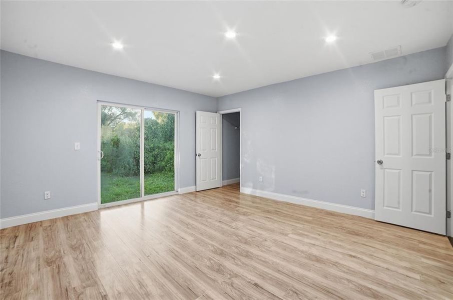 Spacious, unfurnished interior of a new home in , Orlando (Image 15).