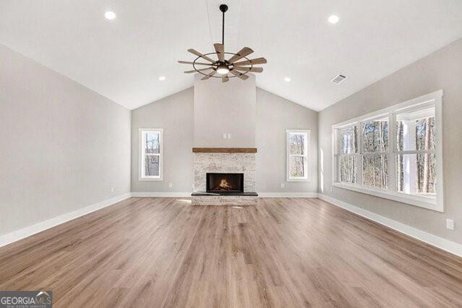 Spacious, unfurnished interior of a new home in , Clermont (Image 11).