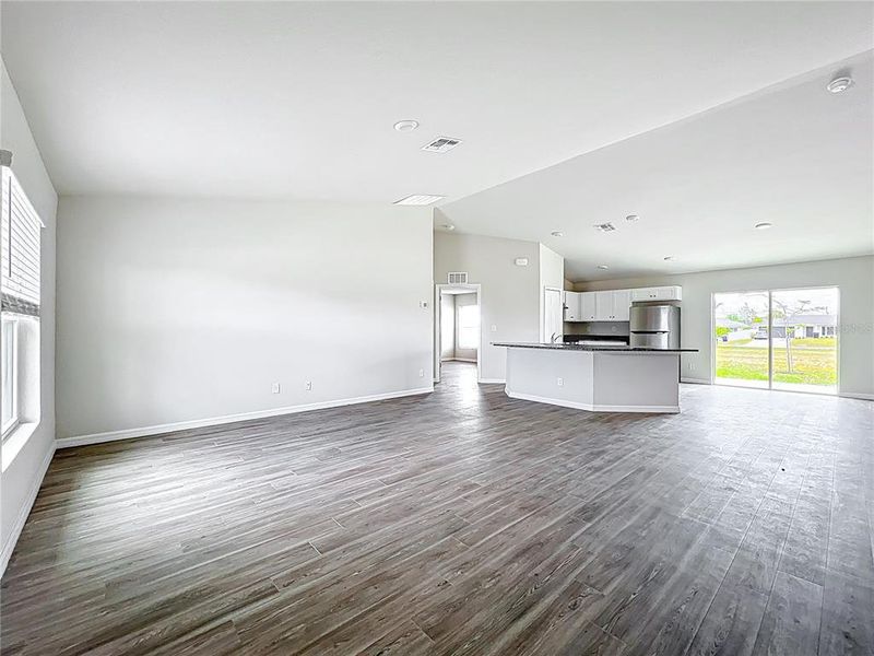 Spacious, unfurnished interior of a new home in , Cape Coral (Image 18).