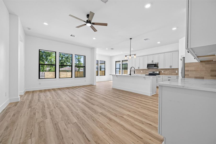 Spacious, unfurnished interior of a new home in , Conroe (Image 39).
