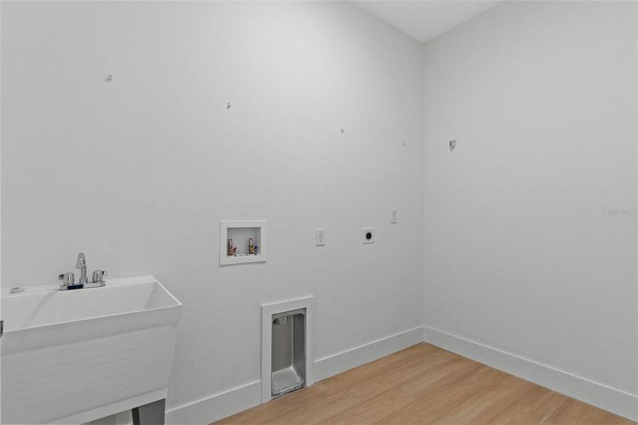 Spacious, unfurnished interior of a new home in , Citrus Springs (Image 30).