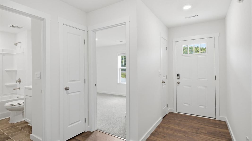 Spacious, unfurnished interior of a new home in Emory Creek, Harriman (Image 15).