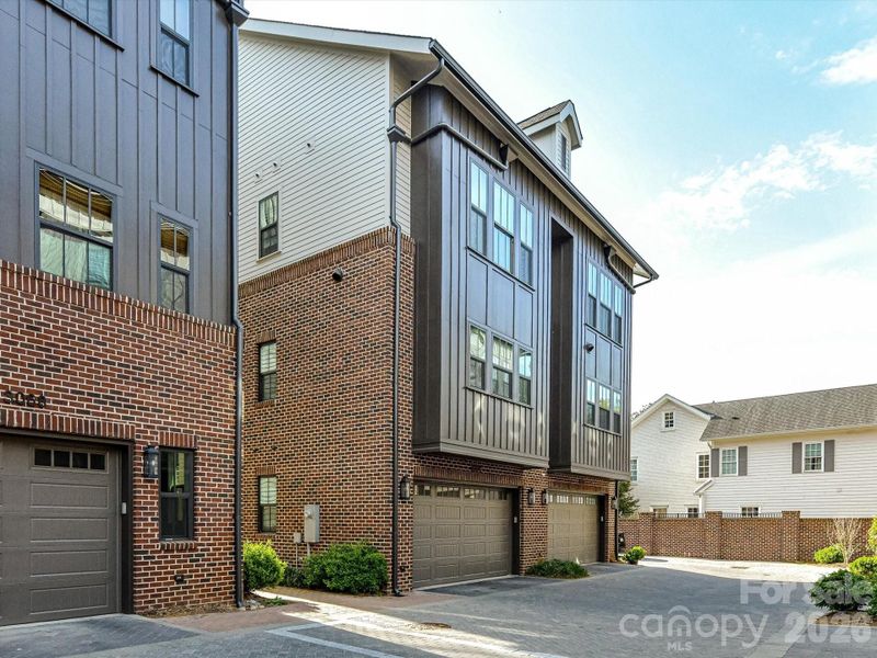 Condo located in Charlotte, NC showcasing its design and architecture (Image 5).