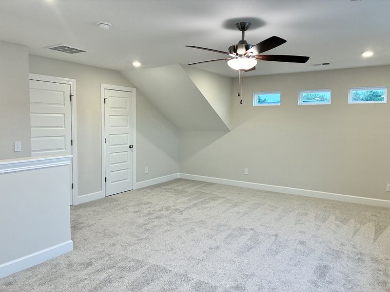 Spacious, unfurnished interior of a new home in Holly Ridge, Greenville (Image 17).