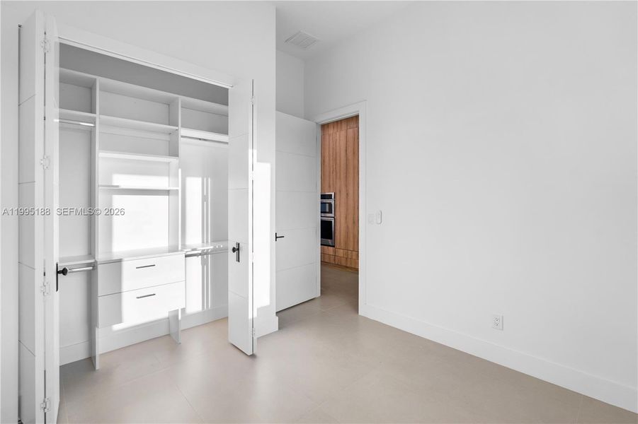 Spacious, unfurnished interior of a new home in , Cape Coral (Image 44).