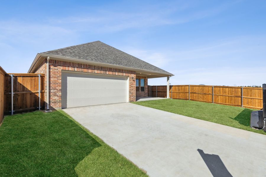 Representative exterior details of a home built from the Cardinal by Centre Living Homes in Dove Hollow, Waxahachie (Image 31).