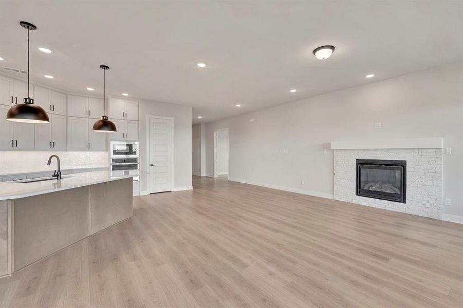 Spacious, unfurnished interior of a new home in Myrtle Creek, Waxahachie (Image 25).